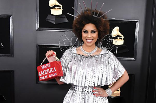 La cantante también portó un adorno similar a un alambre de púas en la parte superior del vestido, además de una corona de barrotes en la cabeza. FOTO: AFP