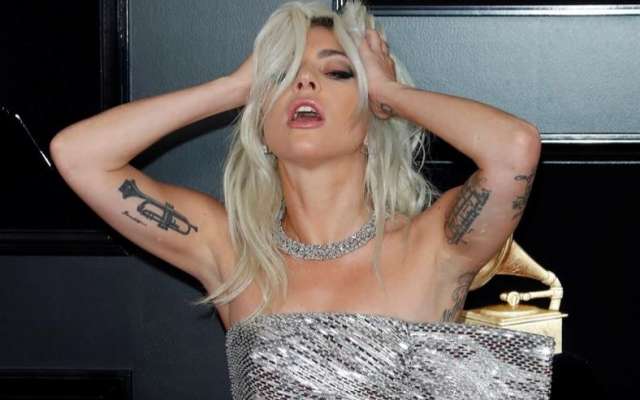 Durante 2016, la cantante también estuvo comprometida con el actor y modelo Taylor Kinney. Foto: EFE