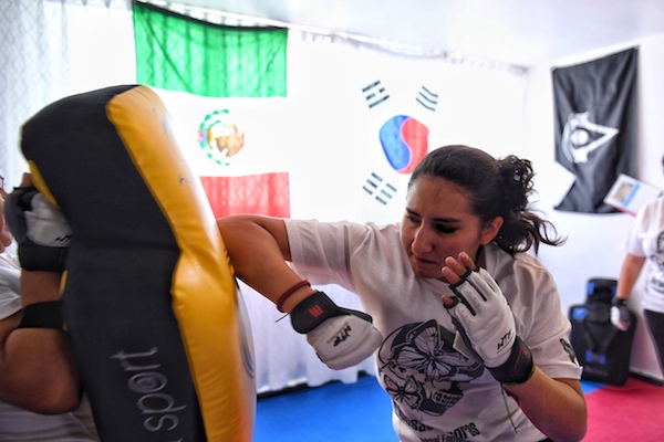Una mujer en riesgo debe reaccionar rápido y con potencia. Foto: Leslie Pérez / El Heraldo de México