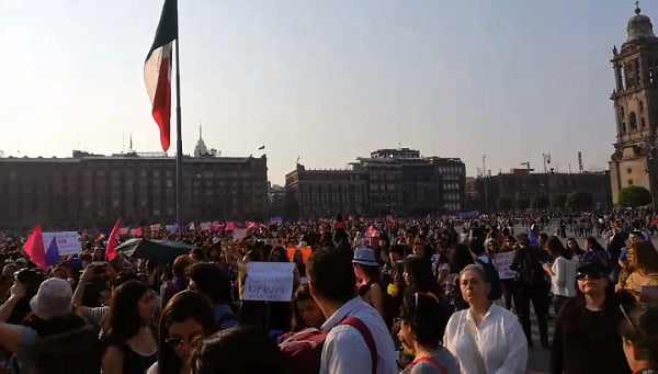 La marcha arriba a la plancha del Zócalo capitalino; estiman más de cinco mil asistentes. Foto: Carlos Navarro