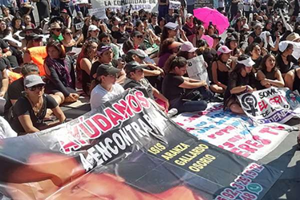 Durante su trayecto, el contingente realizó algunas paradas, una de ellas fue en la Fiscalía de Morelos en donde leyeron un pronunciamiento. FOTO: TWITTER