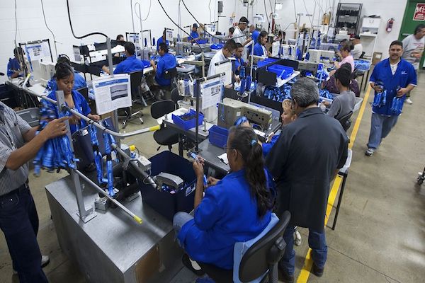 Desde enero, más de 80 empresas en Matamoros, varias de ellas maquiladoras, se han sumado a las protestas. Foto: AFP