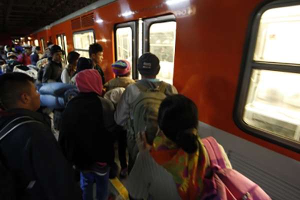 El STC Metro también pidió a los usuarios evitar rebasar la línea amarilla de seguridad, que indica el límite de la zona de espera, a fin de evitar accidentes.
Foto: Notimex