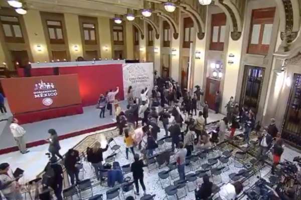 López Obrador pidió a los presentes salir con calma. Foto: Especial