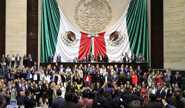 Diputados del PAN, PRD y Movimiento Ciudadano tomaron la tribuna en el marco de la discusión de los cambios al artículo 19. Foto: Cuartoscuro