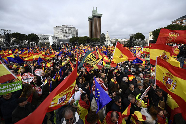 En medio de una marea de banderas españolas y algunas de la Unión Europea (UE), 45.000 personas, según la policía,