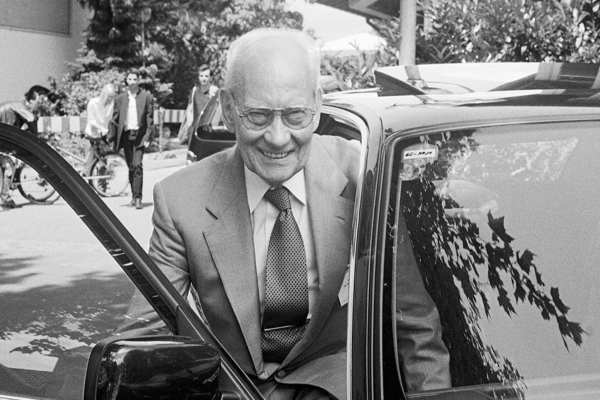 Eigen fue reconocido por su trabajo sobre reacciones químicas ultrarrápidas. Foto: @lindaunobel
