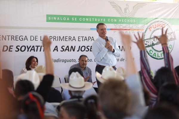 Durante el evento, el gobernador Ordaz Coppel escuchó algunas peticiones de la comunidad, a las que se comprometió atender de inmediato. Foto: Especial