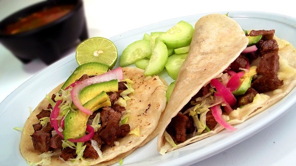 Parte fundamental del libro es que entre sus páginas se pueden reconocer a los taqueros legendarios, a los más famosos de la República Mexicana. Foto: Especial