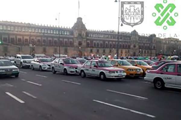 Taxistas en el Zócalo de la Ciudad de México. FOTO: OVIAL