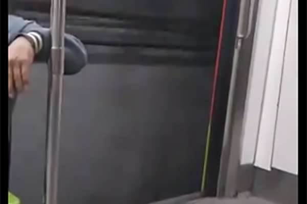 La cuenta oficial del Metro se limitó a preguntarle al usuario datos sobre vagón donde viajaba, en concreto le pidió el número de vagón. FOTO: ESPECIAL