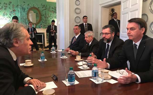 La reunión entre Bolsonaro y Almagro se dio antes de la que sostendrá el presiente de Brasil con Donald Trump. Foto: @Almagro_OEA2015