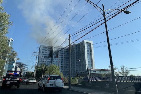 Está cerrada la circulación en Periférico e Insurgentes Sur. Foto: @FiscalDescCDMX1