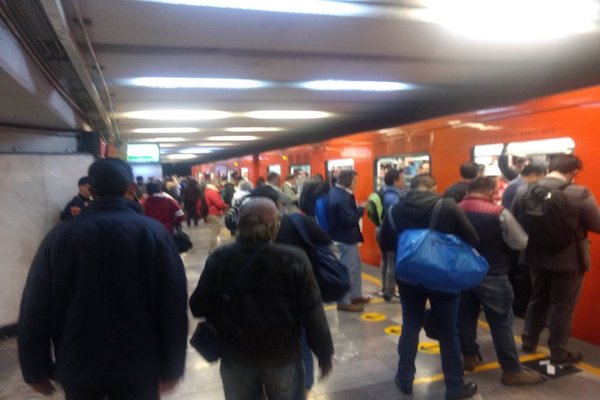 Usuarios reportan en redes que los tiempos de espera son mayores a los que informa el Metro. Foto: @MontesdeCorona