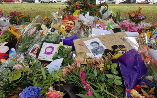 Jacinda Ardern pidió dejar de hablar del agresor y mejor recordar a las víctimas. Foto: AFP