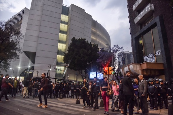 Elementos de la Secretaria de Seguridad Ciudadana (SSC) resguardaron la salida de trabajadores del Senado. FOTO: MARIO JASSO /CUARTOSCURO.COM