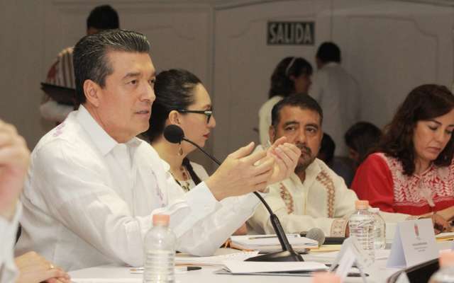 El mandatario estatal dijo que pagará, en esta primera etapa, a las y los docentes de preescolar indígena. FOTO: ESPECIAL