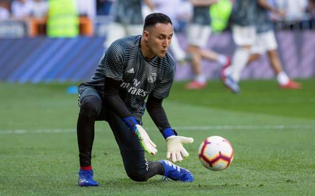 El portero costarricense durante el calentamiento previo al encuentro con el Celta. Foto: EFE