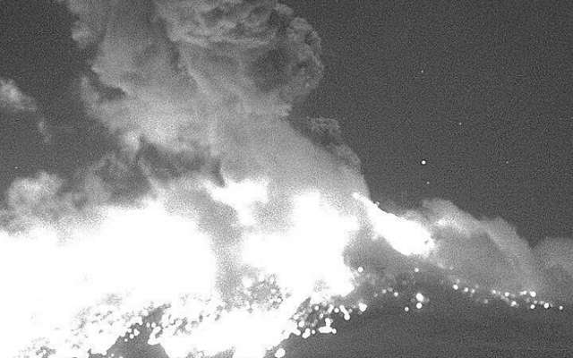 El volcán Popocatépetl tuvo una explosión la noche del lunes, la cual emitió vapor de agua, gas y fragmentos incandescentes. Foto: Notimex
