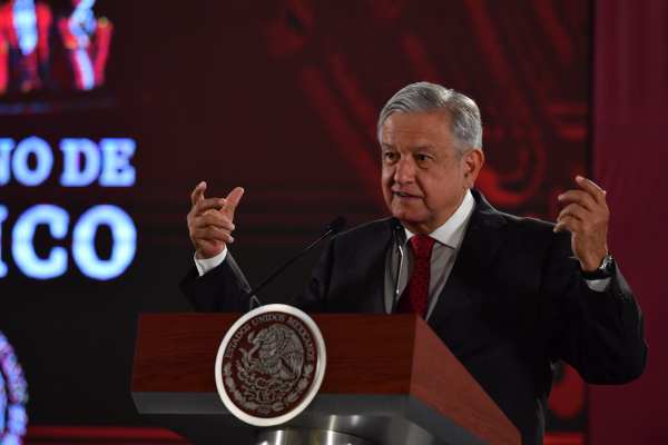 AMLO exhortó a quienes recibieron contratos a invertir para que produzcan. Foto: Pablo Salazar