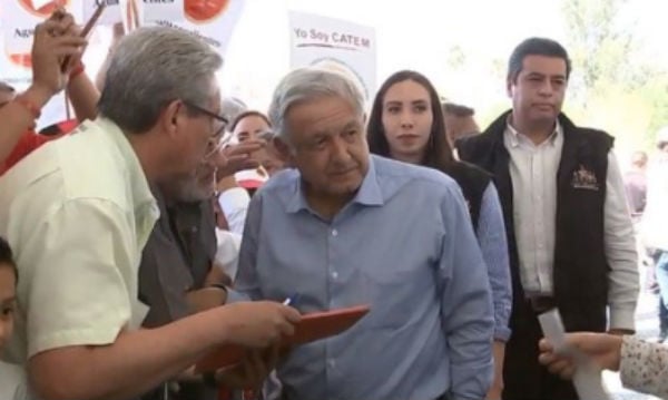 Los extrabajadores se acercaron al mandatario para exponer su situación luego de su despido. FOTO: ESPECIAL