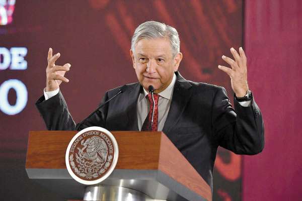RECONOCIMIENTO. López Obrador agradeció a
los trabajadores petroleros del país su entrega. Foto: Pablo Salazar