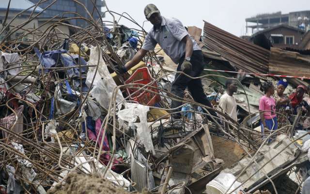 Autoridades de Nigeria indicaron la noche del miércoles que 37 personas fueron sacadas de las ruinas. Foto: AP