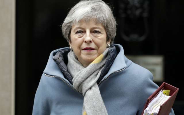 La primera ministra británica busca evitar su participación en las elecciones europeas que serán del 23 al 26 de mayo. Foto: AP