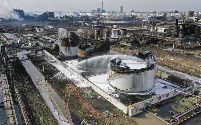 La potencia de la explosión alcanzó tres kilómetros de distancia y dañó otras 16 plantas del complejo industrial. Foto: AP