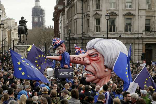 La primera ministra británica, Theresa May, podría presentar esta semana una tercera propuesta para destrabar el Brexit. Foto: AP