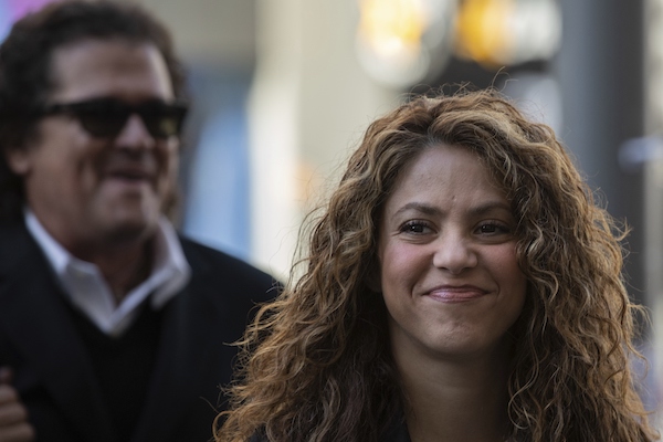 Shakira y Vives llegaron juntos y sonrientes al Juzgado de lo Mercantil. Foto: AP