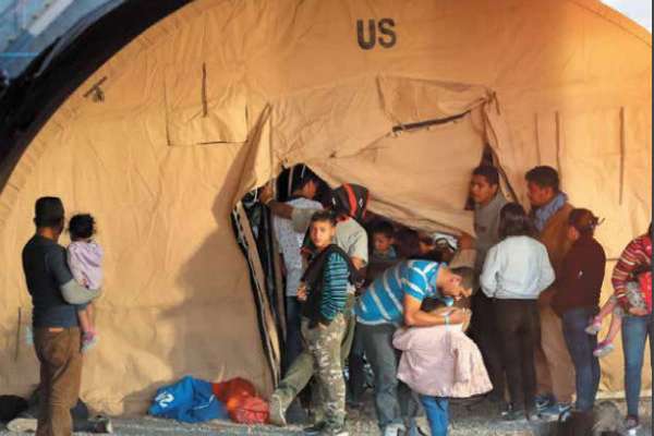 Migrantes centroamericanos esperan para solicitar asilo en un centro de El Paso, Texas,
donde están retenidos por la Oficina de Aduanas y Protección Fronteriza de EU.FOTO: REUTERS