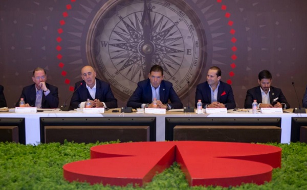 El cóctel se ha convertido en un distintivo de la Convención, al que figuras de la talla del presidente de Grupo Financiero Banorte, Carlos Hank González se dan cita para convivir y celebrar el inicio del acontecimiento más importante de los banqueros en el país. Foto: Especial