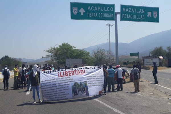 Hay cierre también en el acceso a la carretera federal México-Acapulco, en Chilpancingo. Foto: Especial