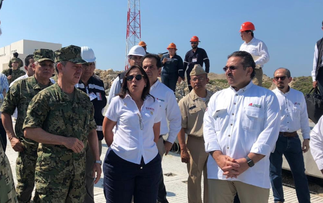 Nahle supervisa la infraestructura en la terminal marítima Dos Bocas. FOTO: ESPECIAL