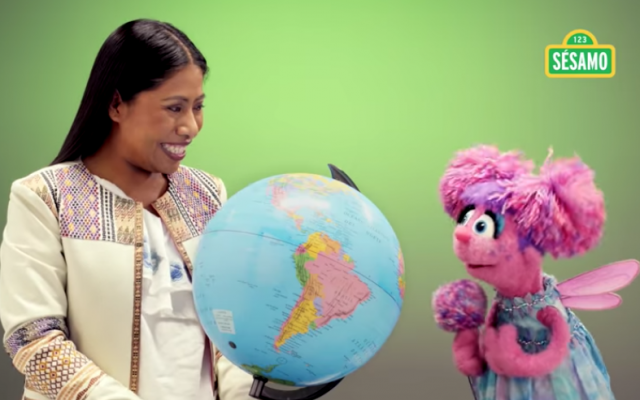 La hada sueña con viajar por todo el mundo y Yalitza la aconseja. FOTO : ESPECIAL
