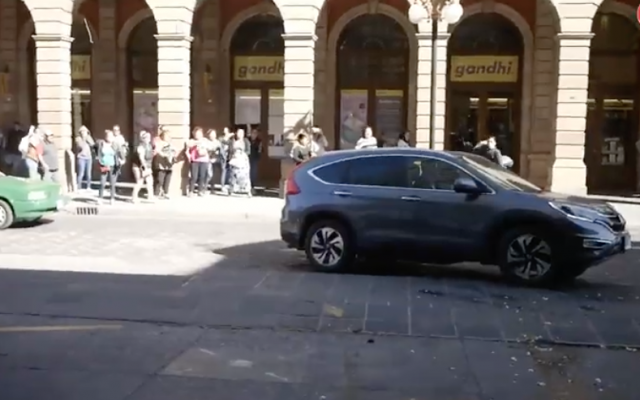 En San Luis Potosí, lanzan huevos al presidente nacional del PRD