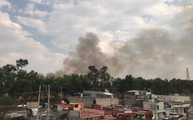 La densa nube de humo se puede notar desde otros puntos de la ciudad. FOTO: ESPECIAL