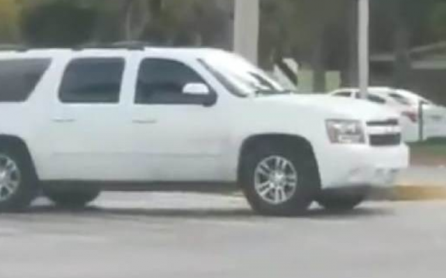 La camioneta pick up en la que viajaban ambos fue interceptada por un comando. FOTO: ESPECIAL