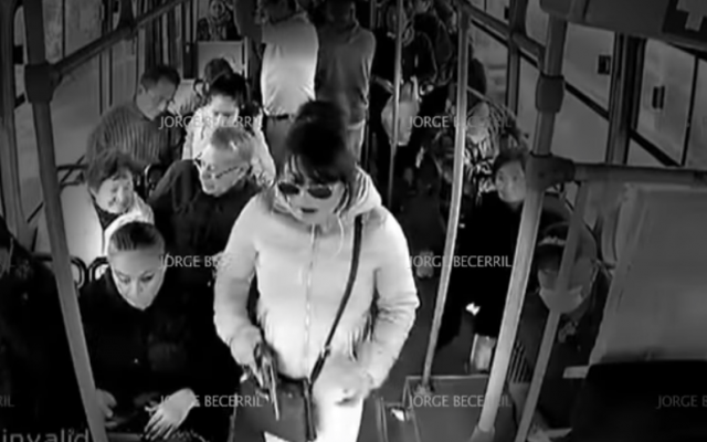La mujer amagó con un arma al conductor para que no pare. FOTO: ESPECIAL