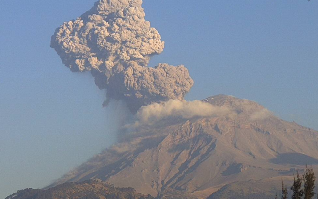 Protección Civil pide a los pobladores no acercarse al volcán y seguir las recomendaciones. FOTO:
@SkyAlertMx