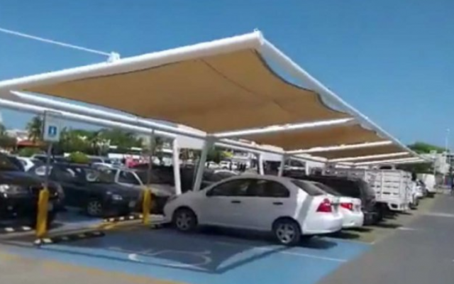 Según testigos, los uniformados persiguieron al comando hasta una tienda de autoservicio. FOTO: ESPECIAL