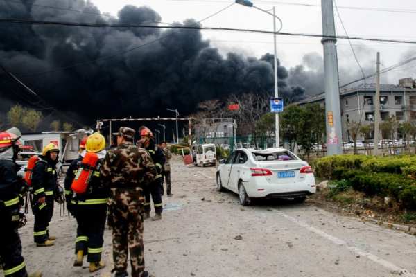 Bomberos trabajan para controlar el incendio. Foto: AFP