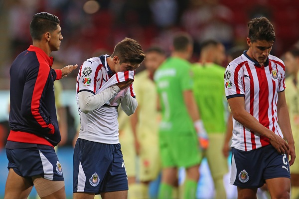 Jugadores de Chivas se lamentan por la derrota al final del partido. Foto: Cuartoscuro
