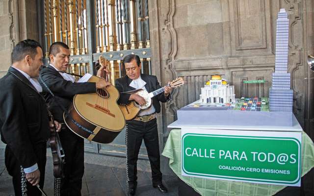 Un pastel replica el área del Eje Central, por donde solicitan se ejecute el proyecto Trolebici. FOTO: CUARTOSCURO