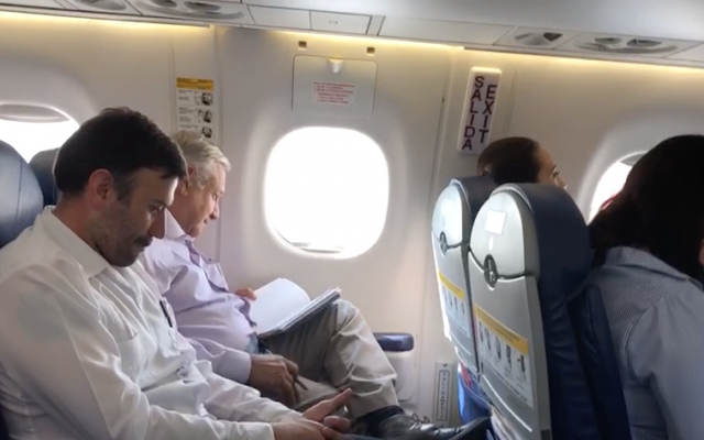El piloto del avión donde viajaba el presidente platicó a los pasajeros sobre los lugares por donde pasaría el vuelo. Foto: Especial