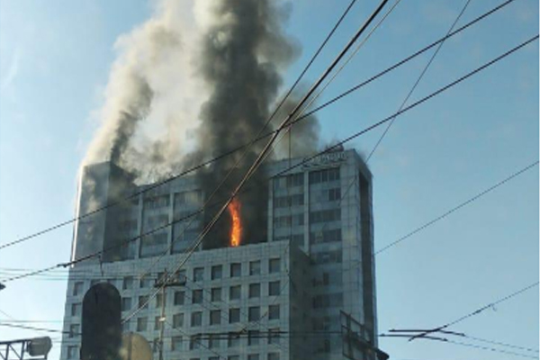 Refirió que el edificio fue evacuado. FOTO: ESPECIAL