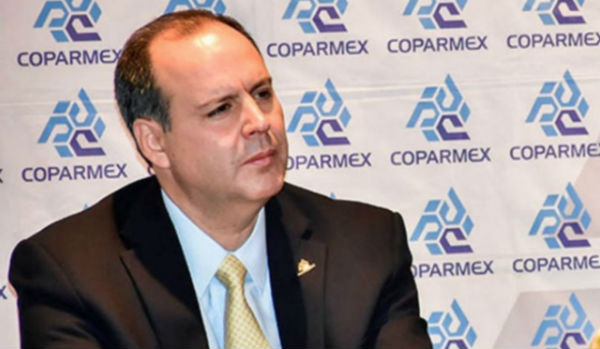 De Hoyos Walther, titular de Coparmex, quien firmó junto con el Presidente un acuerdo para inversión privada. Foto: Especial