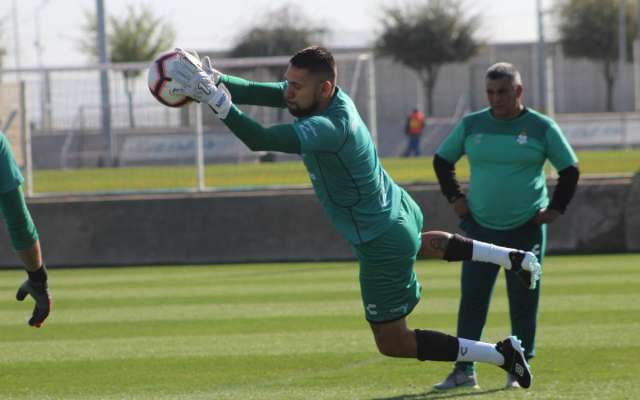 El portero de Santos Laguna se lesionó durante la práctica del viernes. Foto: @ClubSantos