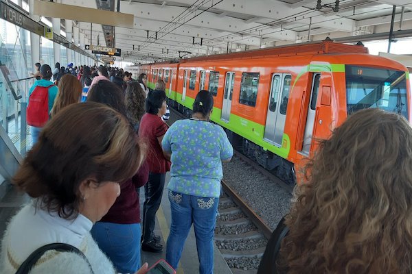 Usuarios de la Línea 12 reportan retrasos en las estaciones. Foto: Twitter